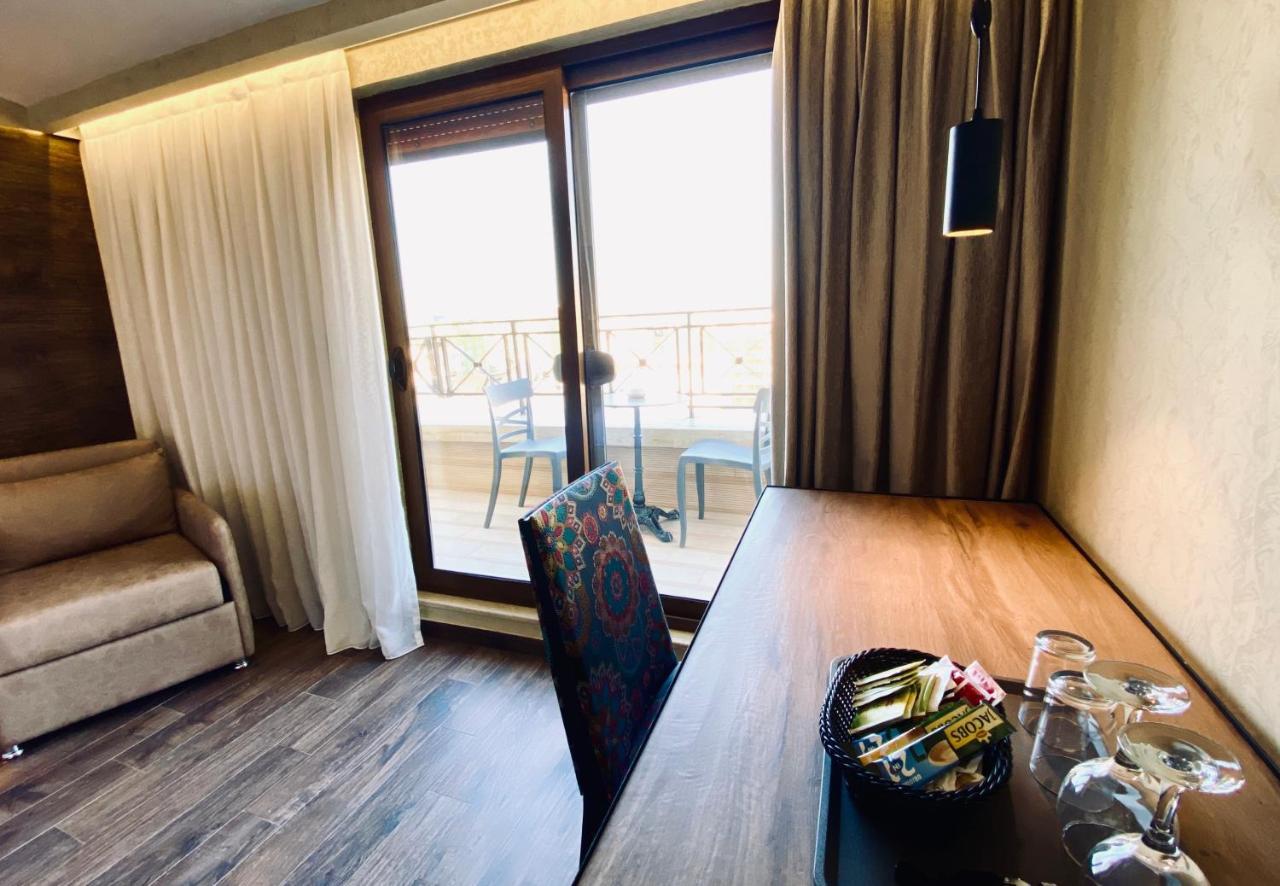 Deluxe Rooms In Blloku Area Tirana Exteriör bild